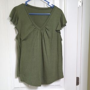 ⭐5/$25-Green Flutter Sleeve Ruffled Blouse